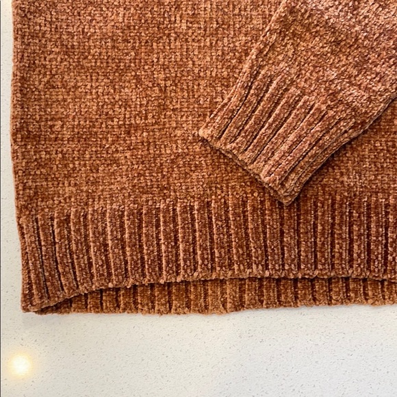 Incredibly soft sweater, unworn/never been washed - Picture 4 of 5